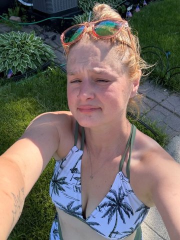 Detroit Female Escort — 5'3 with sass & attitude - 1