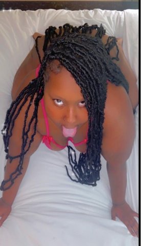 Chicago Female Escort — Outcalls & Cardates Only - 1