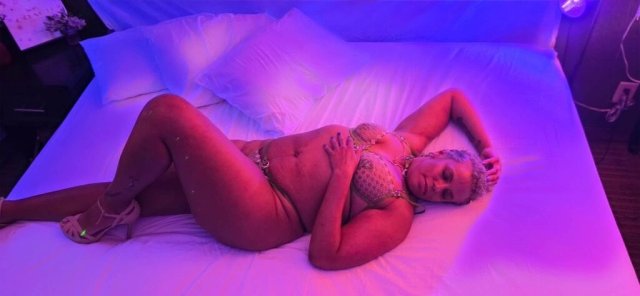 Atlanta, Georgia Escort — Sensual Hand Exploration - 1