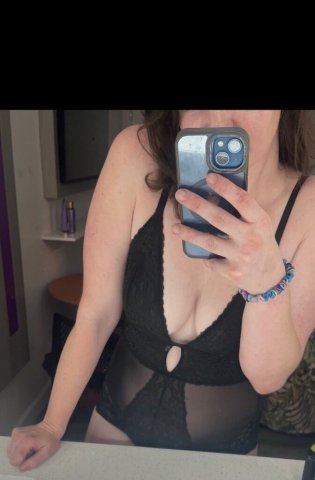 San Fernando Valley Incall Female Escort — Incall services (no bare) - 1