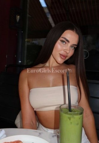 Ella (26) — Sapphire agency female escort in Florence - 1