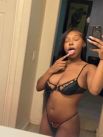 Mercedes — Petite & Discreet Female Escort (Outcalls, Fetish Friendly) - 1