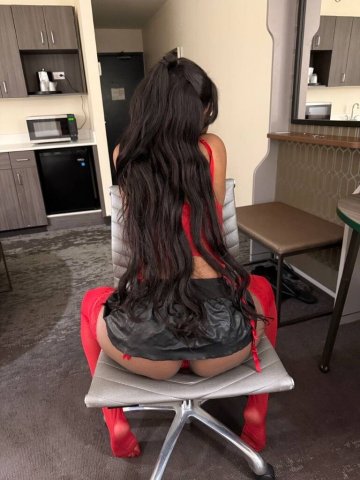 Cedar Rapids IA Petite Ebony Escort — head & pussy services - 1