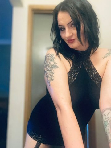 Bakersfield, CA Thicc Milf Escort — In-call & full service menu - 1