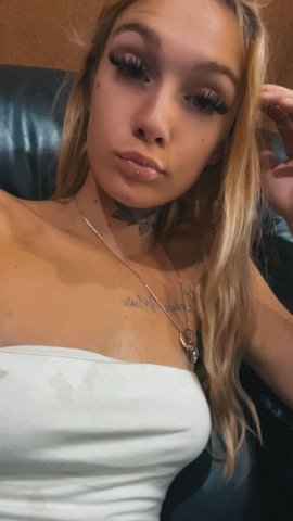 Huntington WV Blue-Eyed Escort (Meetups & Outcalls) - 1