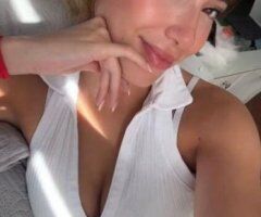 Latina Hermosa en la ciudad — nueva - Image 2