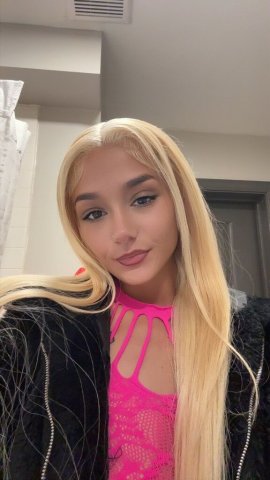 Chicago Female Escort — Premium splash pad open + face time - 1