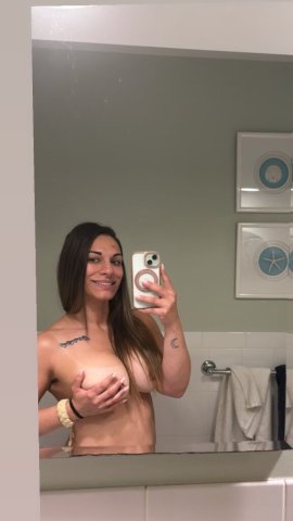 Queens NY Female Escort — Casino Playing Around - 1