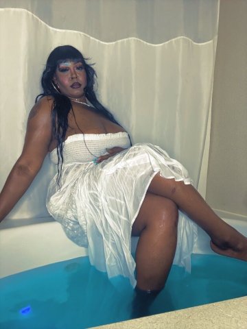 Chicago Female Escort — 6'3 Amazonian DOMME/Fetish Friendly - 1