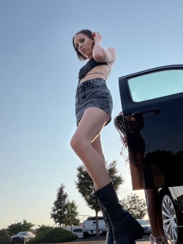 Wichita Kansas Female Escort — calm, present companionship - 1