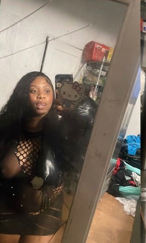 Dimples — San Francisco Discreet Female Escort with Throat Goat - 1