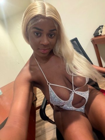 Bakersfield, CA Female Escort — Incalls & Outcalls (20) + Content - 1