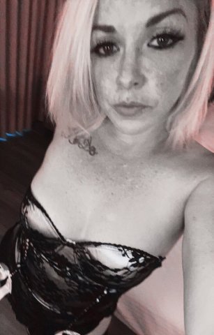 Bakersfield CA Female Escort — In-call, GFE, Quickies - 1