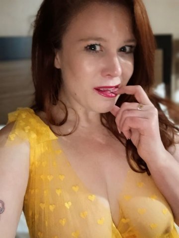 Medford, OR Curvy Redhead MILF Escort — Quick Visits or Hour Play - 1