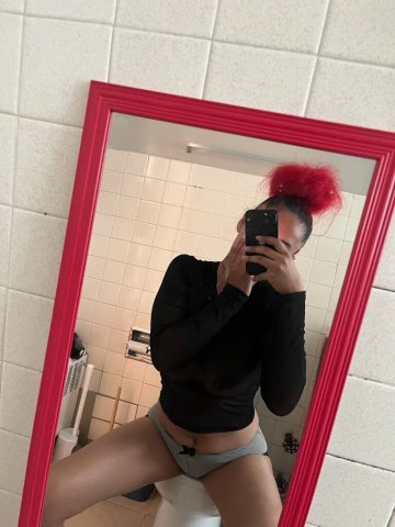 Slim Redbone Tight & Wet — Chicago Female Escort - 1