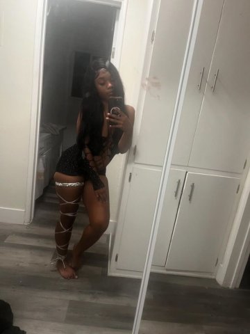 Long Beach Female Escort — Facetime Shows & Content - 1