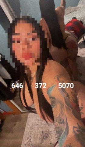 Chica latina en el Bronx — solo deliveries - 1