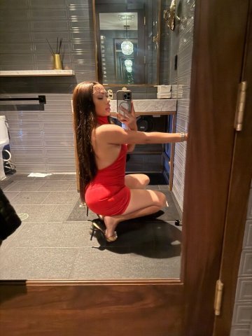 Petite Blasian Escort (22) for Dinner, Social Events & Conversation in Albuquerque, NM - 1