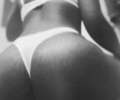 Petite escort with a soft, juicy backside - Image 7