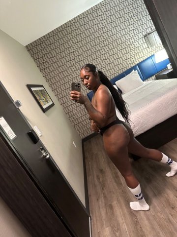 Detroit Female Escort — GFE for Dates & Shopping - 1