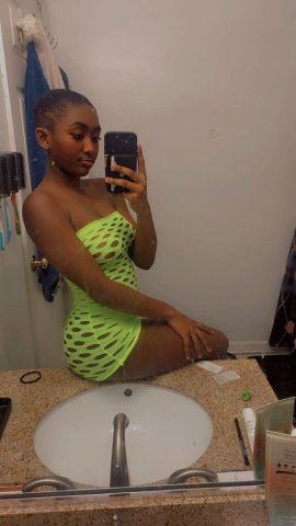 Petite hourglass, slight pear curves - 1