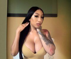 Petite bombshell playmate for upscale mature men — Richmond, VA - Image 2
