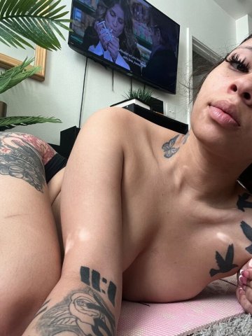 Baton Rouge LightSkin Babe  (24) — Slim/Curvy - 1