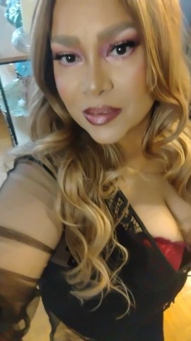 Visiting for a week — Mature Latina with full-body photos (screening required) - 1