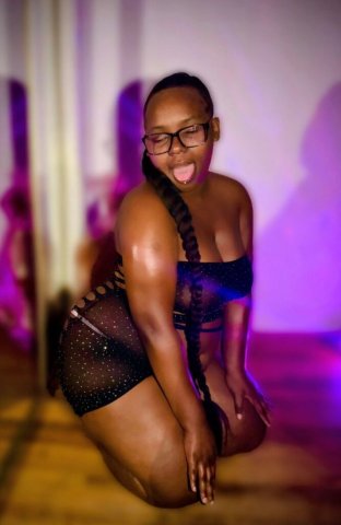 Las Vegas Female Escort — Outcalls w/ Transportation + Deposit - 1