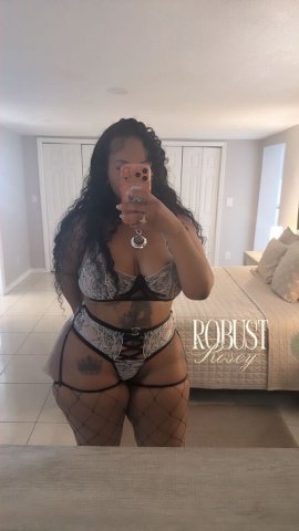 Curvy ebony escort — discreet hygiene, independent no-dreams vibe, clean room - 1