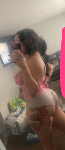 Green Bay VIP Room Dates — Light-Skinned Slim-Thick Escort - 1