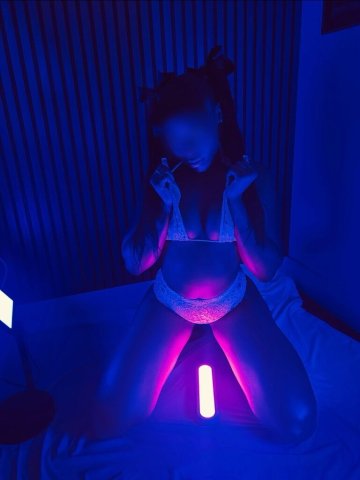 Long Beach Female Escort — Short-Visit Appointments - 1