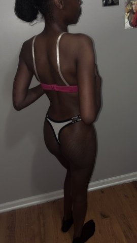 Chicago In-Call Female Escort — QVS, HHR, Hourly & Just Head - 1