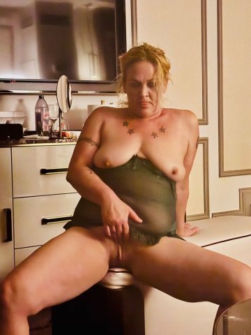 Incall in Centennial — 40-Year-Old Curvy Vegas Escort - 1