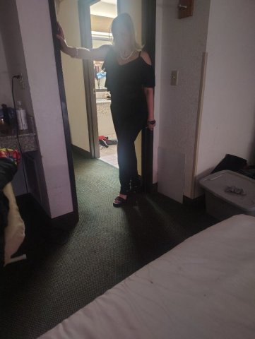 Minneapolis/St. Paul Outcalls Only — Fetish-Friendly Female Escort (Long Legs) - 1