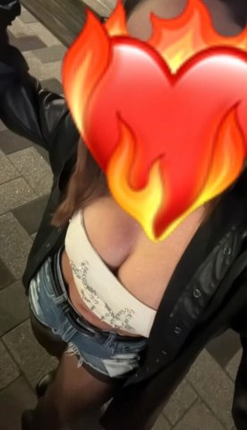 Chica de piel blanca y cabello negro en Orlando - 1