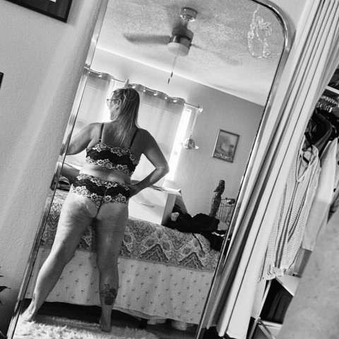 Anita offers FaceTime cougar role-play + sexting pics/videos - 1
