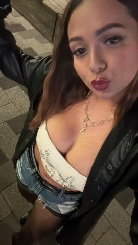 Chica de piel blanca y cabello negro (Lynchburg) - 33 - 1