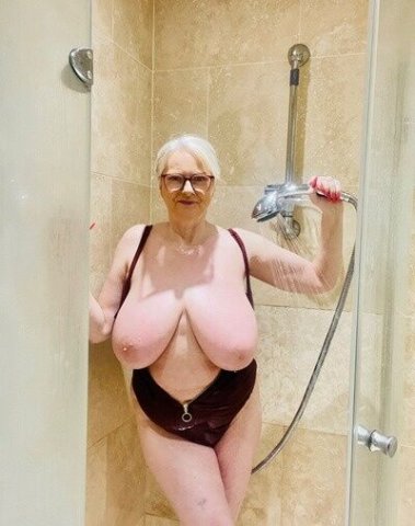 Mature Curvy Female Escort in Sioux City — Sweet GFE & Nuru Massage - 1