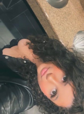 Roxi Luxx — curly-haired female escort in Holland, MI (incalls & outcalls) - 1