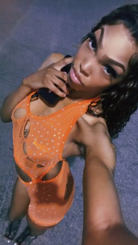 Hangout with a petite female escort in Dallas, Texas - 1