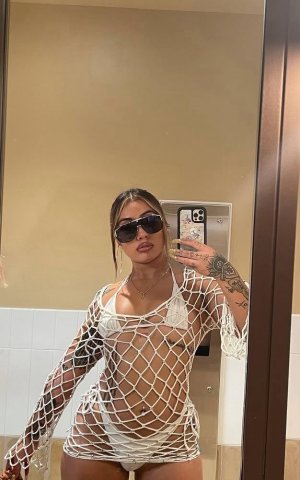 Long Beach Female Escort — 18-year-old girl - 1