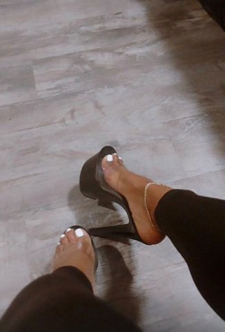 Richmond Female Escort — In-call & outcall dates, car and shows, plus nude massages - 1