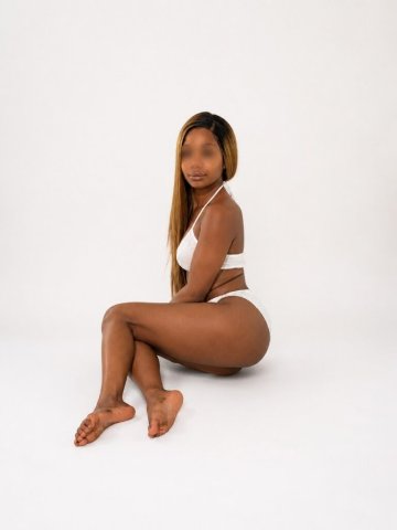 Petite Lake Charles Female Escort — soft curves & soft voice - 1