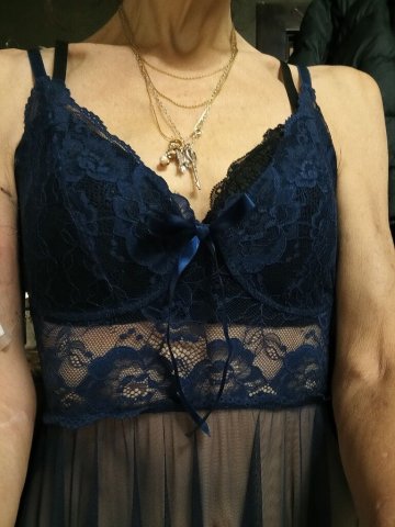 Pittsburgh Female Escort — Petite frame & blue-eyed companion - 1