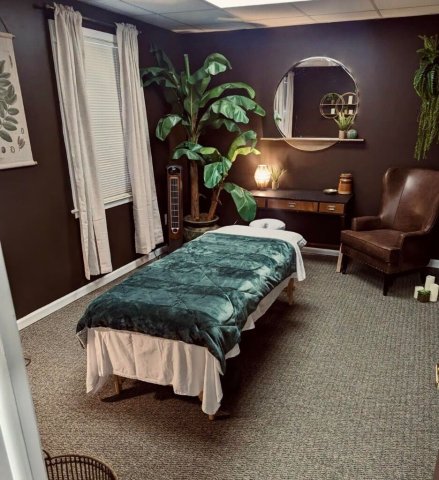 LILLY’S SPA Body Rubs — Walk-ins 10am–8pm - 1
