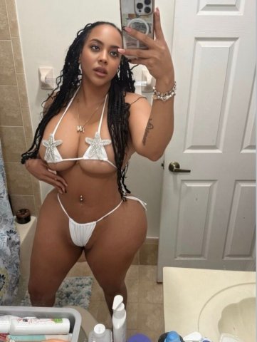 Petite Latina Female Escort — unhurried private encounters - 1