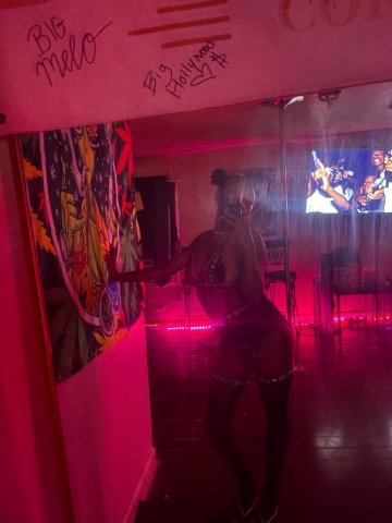 Philadelphia Female Escort — In-calls & CarPlay, Outcalls with Ride (Late-night extra) - 1