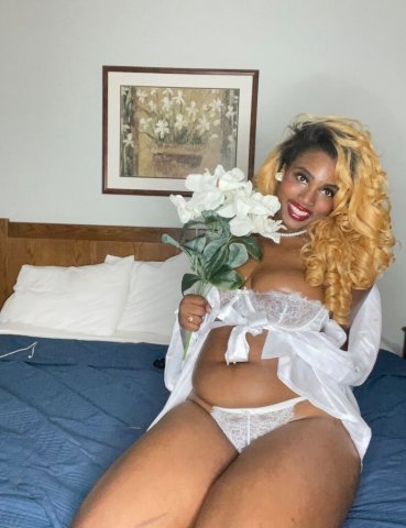 Elora Wynter — Private, relaxed female escort experience - 1