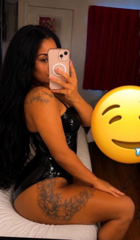 Luna (26) — Latin Curvy Female Escort - 1